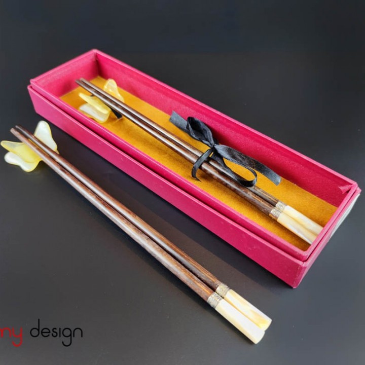 Set of 2 pairs of round rosewood chopsticks with snail shells with chopstick holders